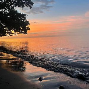 Bed and Breakfast Borbon'S Treehouse By The Sea Mambajao Exterior photo