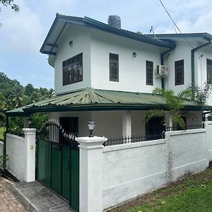 Jas - Sri Lankan Villa Polgasowita Exterior photo