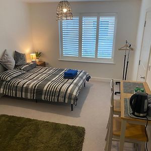 Very Large Double Room With Corner Sofa, Sky Tv, Netflix Etc, Fridge And Microwave Newhaven Exterior photo