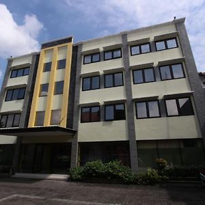 Homestay Tentrem Simpang Lima Pati Exterior photo