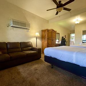 Lake View Queen Guest Room With Two Queens, Sleeper Sofa And Patio Overlooking Lake Ouachita, Hotel Room Mount Ida Exterior photo