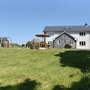 Villa Maen Llwyd Llanyre Exterior photo