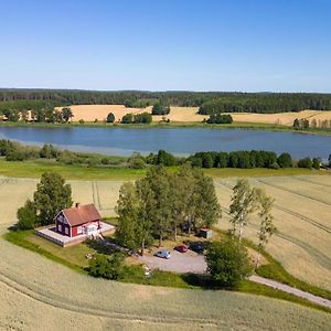 Villa Gard Med Egen Sjoe Med Bryggbat, Nyrenoverat! Katrineholm Exterior photo