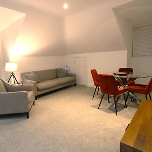 Two Bed 2 Bath Penthouse With Sky Tv @ No10 Short Stays Basingstoke Exterior photo