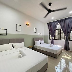 Unique 4 Bedrooms House, Few Mins To Town By Mr Homestay Teluk Intan Exterior photo