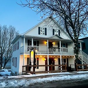 Bed and Breakfast Les Pinsons Des Rives La Malbaie Exterior photo
