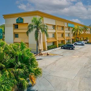 Hotel La Quinta By Wyndham Tampa Brandon West Exterior photo