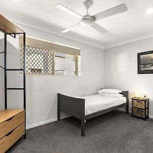 Charming 3-Bed Apartment Near Local Shops Brisbane Exterior photo