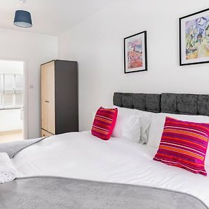 Ferienwohnung Impressive 4 Bed House Sleeps 8 Private Parking, Fast Wifi 2X Smart Tvs Netflix & Foosball, Business Travellers Relocaters Leisure Welcome Haversham Exterior photo