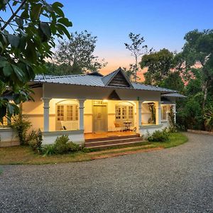 Stayvista At Catherine Cottage With Heater & Board Game Munnar Exterior photo