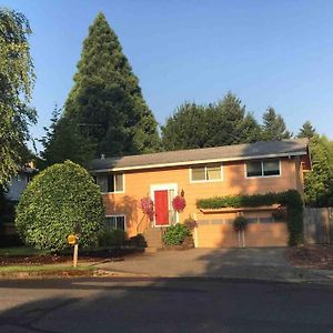 West Linn Relaxing Entire Home Wifi Tv Yard Bbq Eateries Exterior photo