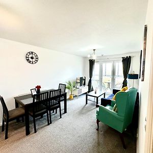 Ferienwohnung Bright & Spacious Flat - Perfect For Exploring London , Slough & Windsor! Exterior photo