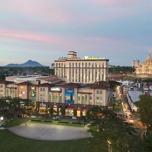 The Waterfront Hotel Kuching Exterior photo