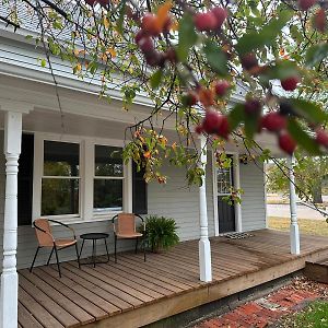 Crabapple Cottage Hesston Exterior photo