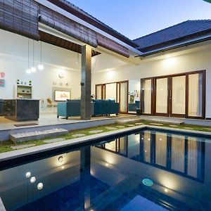 Villa Adels 3 Bedrooms Seminyak Exterior photo