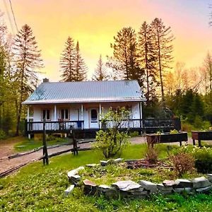 Villa Chalet De L'Ours Bord Riviere - Lit King Size - Petit Dejeuner Bio - Table De Pool Saint-Alexis-des-Monts Exterior photo