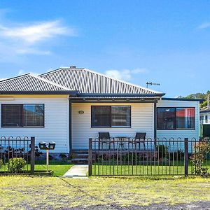 Villa Crimson Belle Ettalong Beach Exterior photo