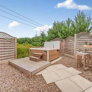 Villa Lochinvar - Clydesdale Log Cabin With Hot Tub Airdrie Exterior photo