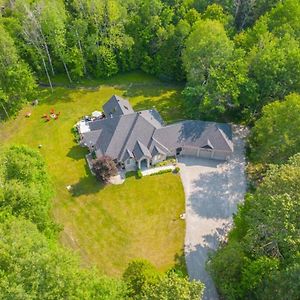 Villa Casa Borealis - Hot Tub - Fire Pit - Bbq Orillia Exterior photo