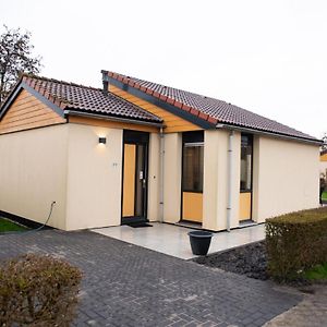 Villa Wellness Bungalow With Whirlpool And Sauna Zevenhuizen  Exterior photo