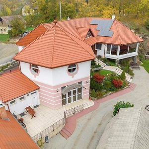 Hotel Malom Udvar Panzio Es Etterem Bér Exterior photo