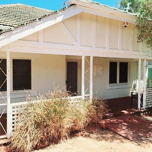 Central To Town - Vintage And Cosy Entire Home Geraldton Exterior photo
