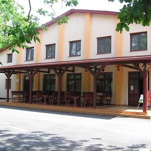 Hotel Arnyas Thermal Camping Es Ueduelopark Püspökladány Exterior photo