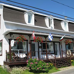 Bed and Breakfast Gite Aux Traditions Saint-Jean-des Piles Exterior photo