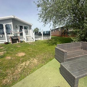 Indulgence Lakeside Lodge I1 With Hot Tub, Private Fishing Peg Situated At Tattershall Lakes Country Park Exterior photo