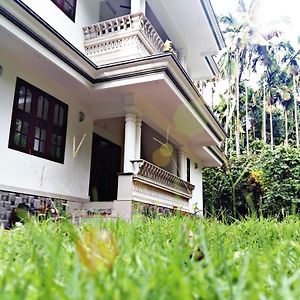 Woods Home Stay Athirappilly Exterior photo