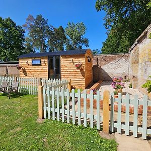 Hotel Gatwick Hideaway Hut Charlwood Exterior photo