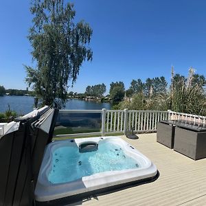 Villa Tattershall Lakes Sunset View Caravan Lakeside, Hot Tub, Garden, Private Fishing Peg & Wifi Exterior photo