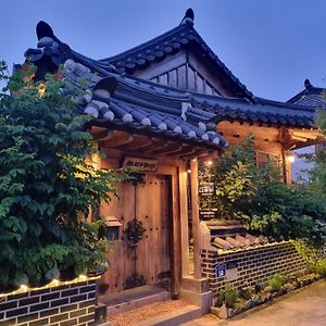 Naru Hanok Stay Jeonju Exterior photo