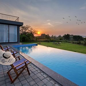 Stayvista'S Villa Meer - Lakeview Villa With Spacious Pool & Terrace For Stargazing Nashik Exterior photo