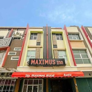 Twospaces Living At Maximus Inn Palembang Exterior photo