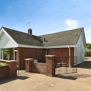 5 Bedroom Chalet-Style Bungalow Calne Exterior photo