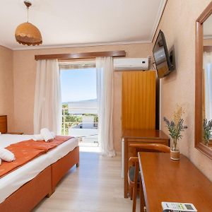 Oelia Rooms & Apartments Agia Marina  Exterior photo