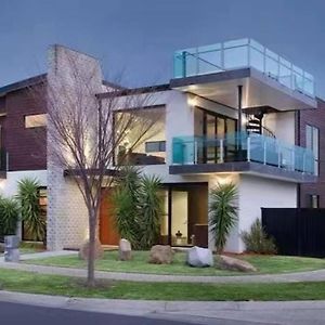 Villa Lakeside House With Balcony View Pakenham Exterior photo