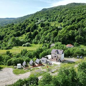 Vita Guesthouse Bajram Curr Exterior photo