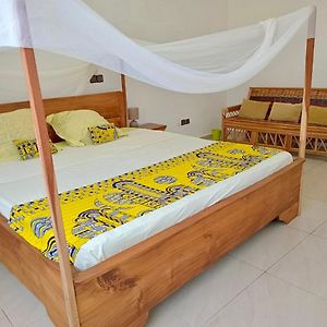 Bed and Breakfast Chez Marie Line Cotonou Exterior photo