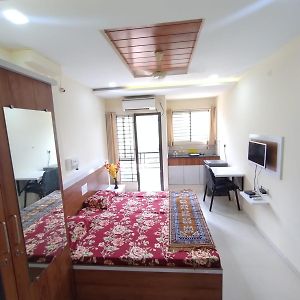 Ferienwohnung Modern Efficient Studio Flat With Equipped Pantry Indore Exterior photo