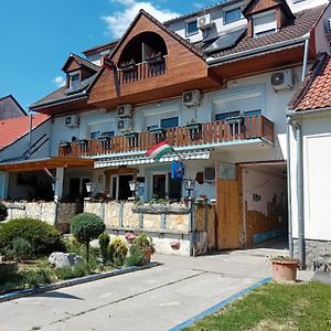 Bed and Breakfast Lenzl'S Panzio Szigetvár Exterior photo