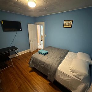 Fidelia Emerald Room Queen Bed Within Minutes Of Newark Liberty International Airport And Newark Penn Station Irvington Exterior photo