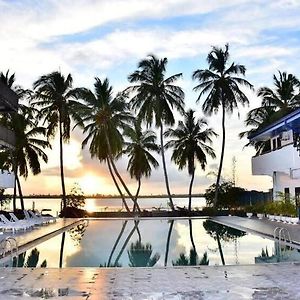 Treatooo Lake Resort Batticaloa Exterior photo