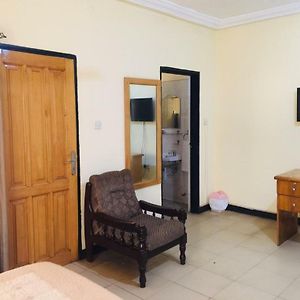 Room In Bb - Double Room With Balcony In The Heart Of Akkra Exterior photo