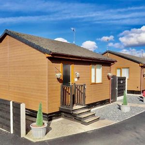 Villa Ivy Cabin With Hot Tub York Exterior photo