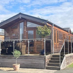 2 Bedroom Log Cabin Bisham Exterior photo