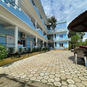 Hong Qi Hotel Chitwan Exterior photo