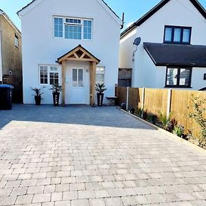 Villa Detached House Work Holiday Relax Private Parking Nature 10Miles Away From Heathrow Airport Addlestone Exterior photo