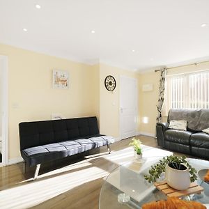 Villa Heathrow, 3Bed 3Bath Sleeps X8, Parking X2 , Garden Amersham Exterior photo